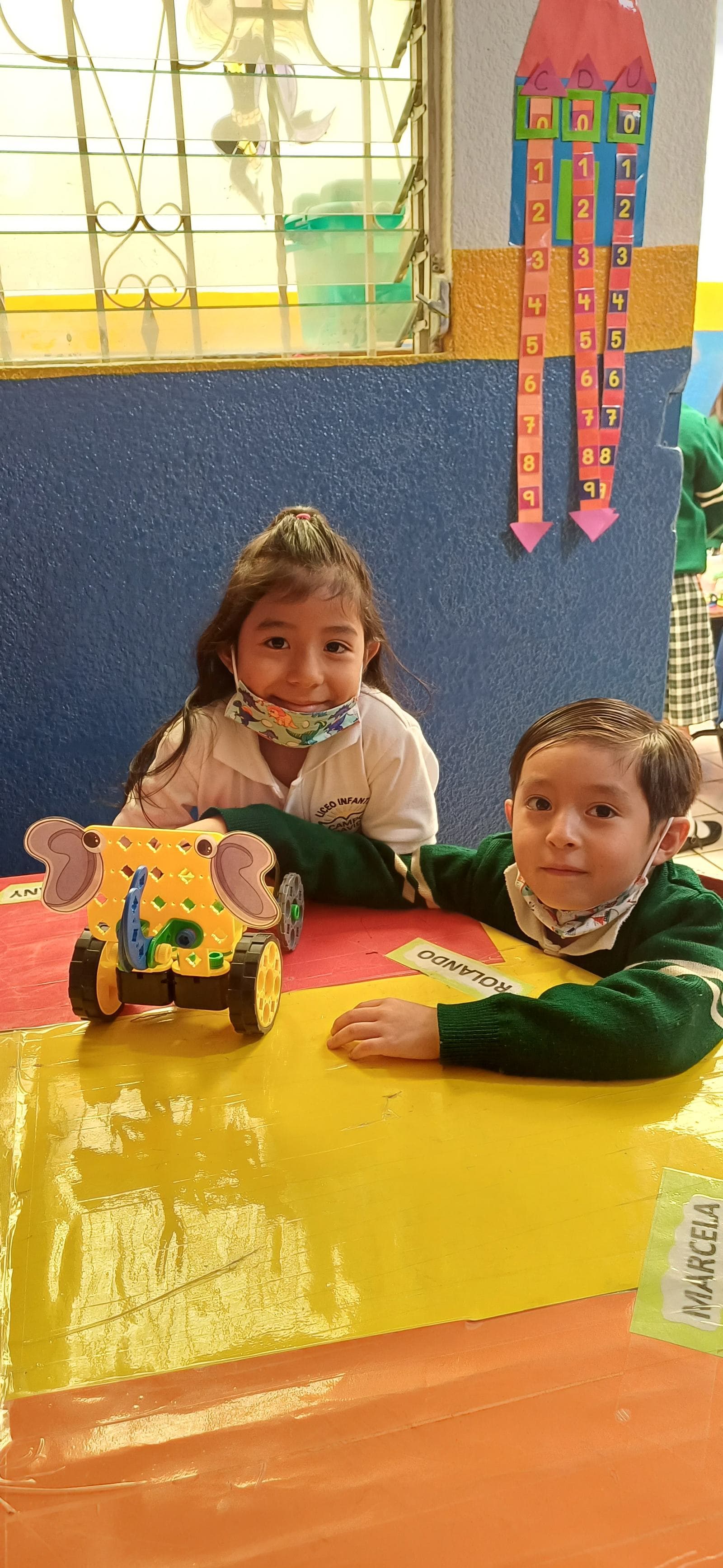 Estudiantes en taller de robótica educativa ItEduca Friends 6
