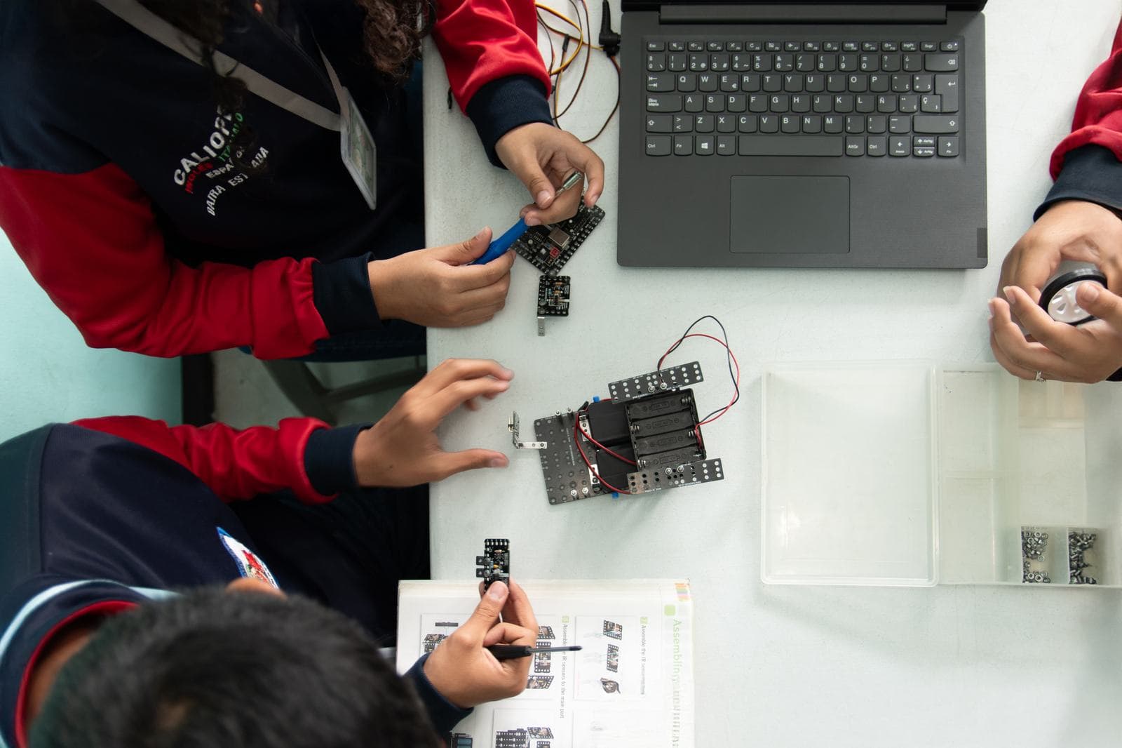 Estudiantes en taller de robótica educativa ItEduca Friends 7
